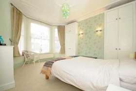 2 bedroom Flat for s...
